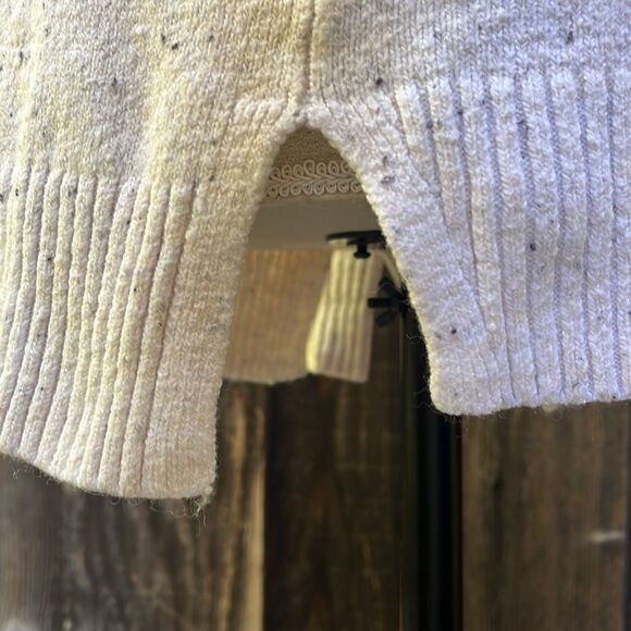 STARS ABOVE LONG SLEEVE V-NECK SWEATER. Size S - Picture 7 of 7